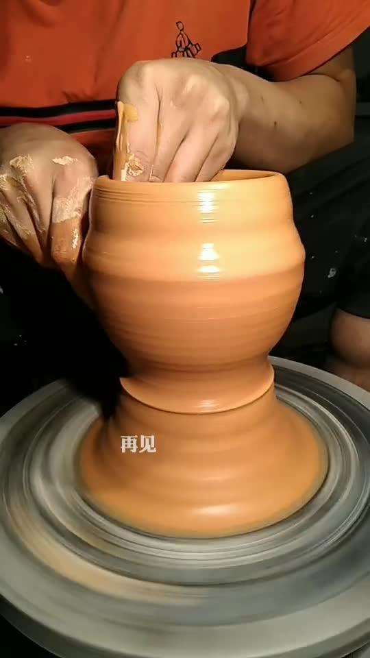 传统陶艺,制作陶瓷 薪火相传,传承不断 这是一个花口瓶子